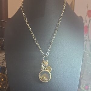 Elegant Gold Pendant Necklace